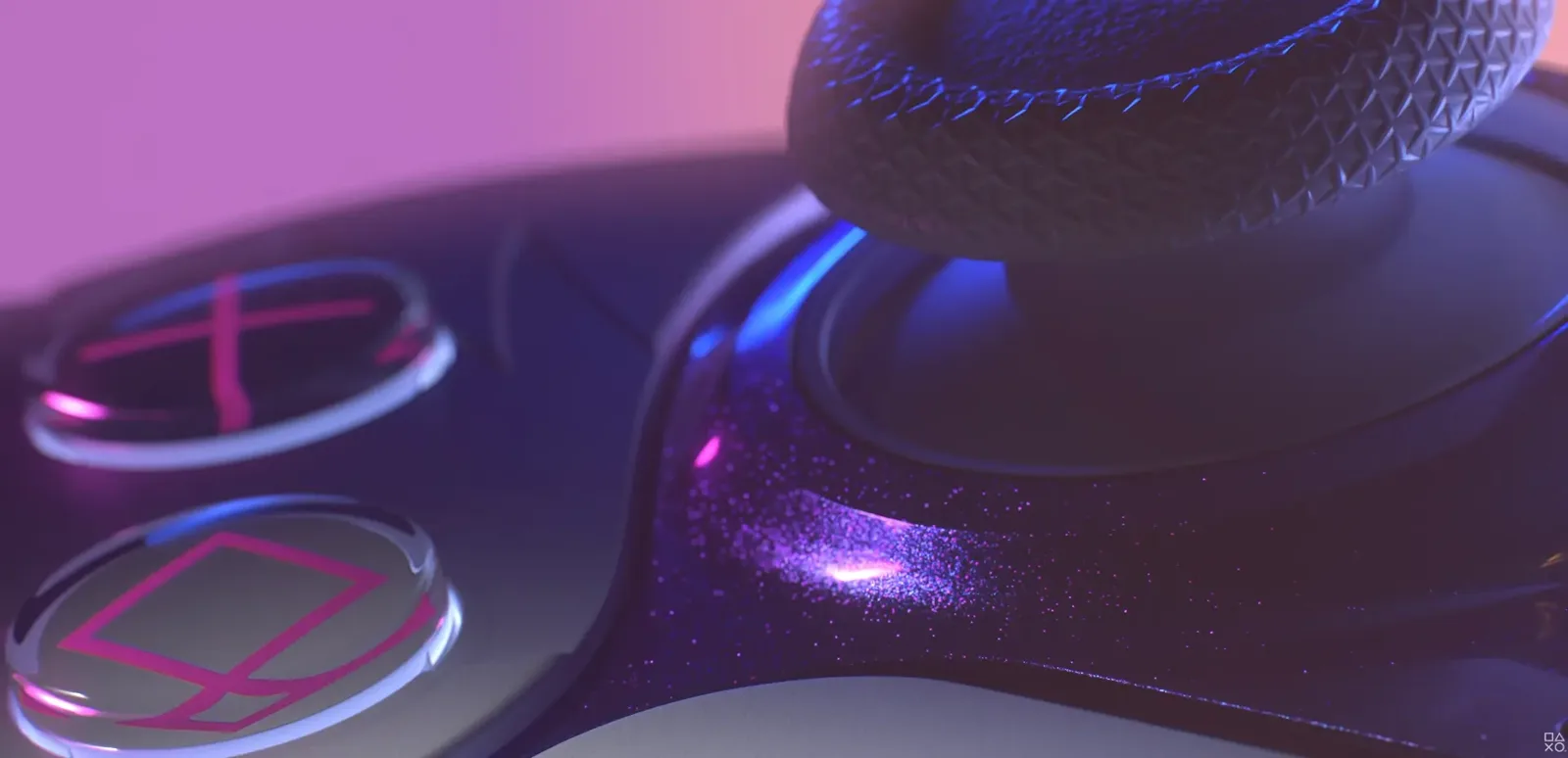 Détail des boutons de la DualSense GTA 6 noire, avec symboles roses et surface pailletée violette