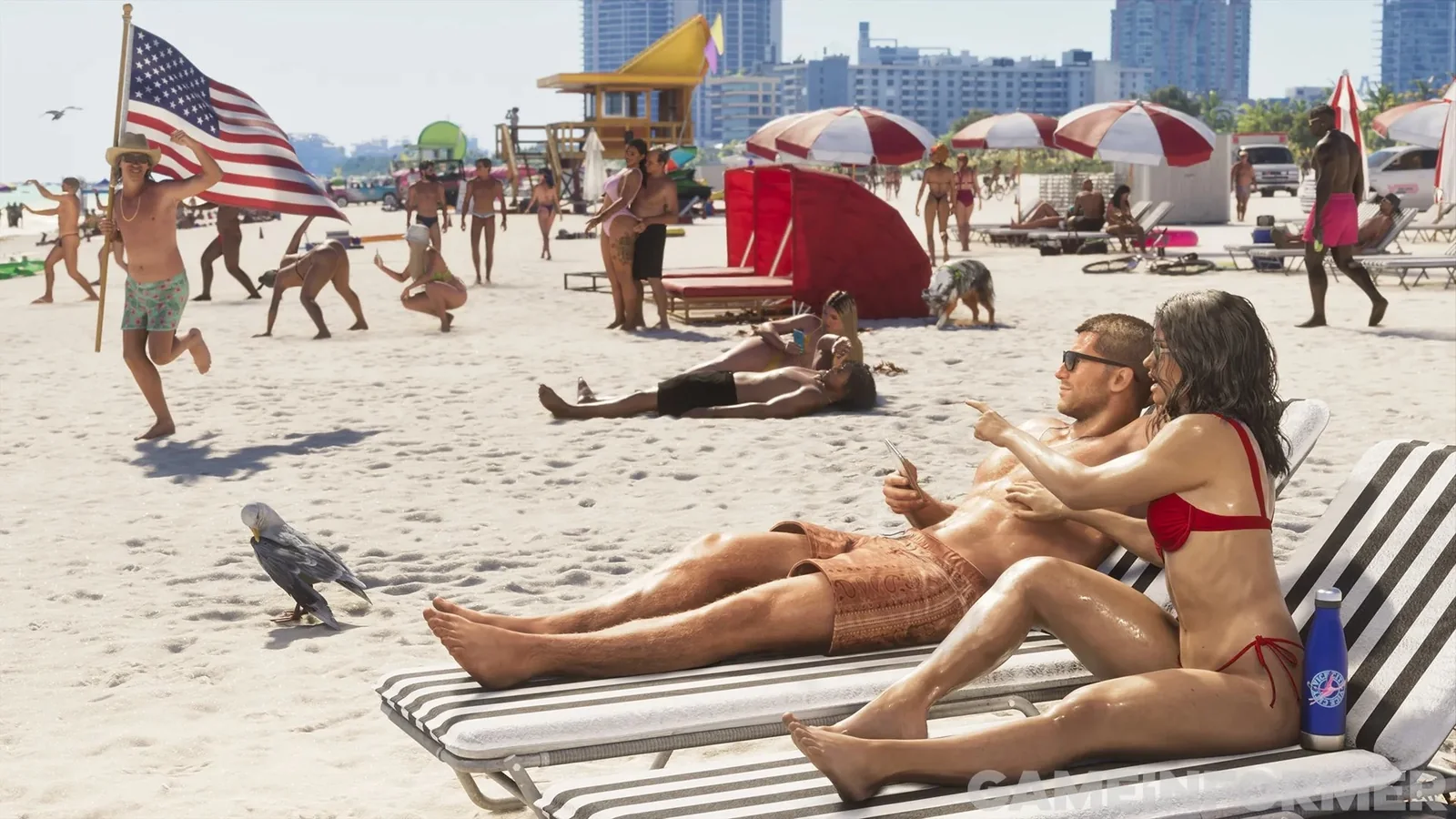 Une plage de Vice City bondée de baigneurs, parasols et poste de secours