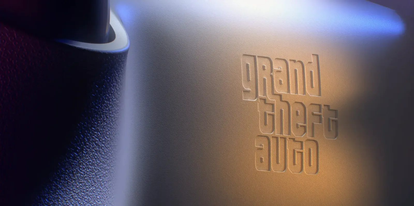 Logo Grand Theft Auto gravé en relief sur la poignée d'une manette DualSense GTA 6