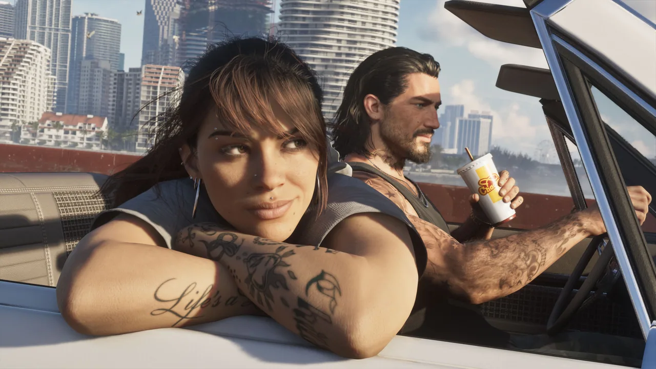Lucia accoudée à la portière d'une décapotable, avec Jason au volant à Vice City