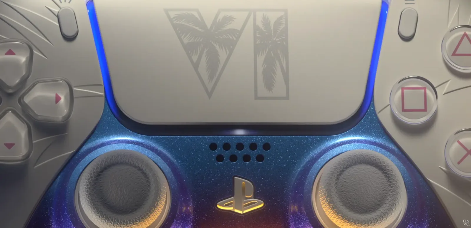 Gros plan sur le pavé tactile blanc de la DualSense GTA 6 avec le logo VI et ses palmiers gravés