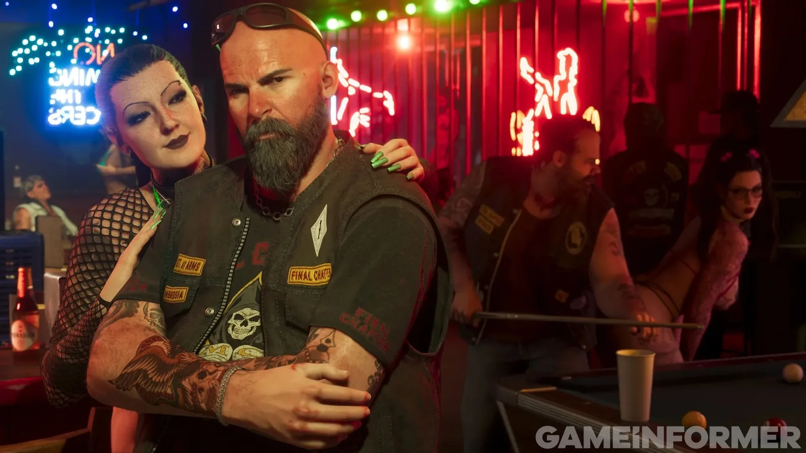 Un bar de bikers de nuit, un couple au premier plan, billard et néons